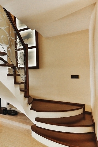 Бетонная лестница в квартиру